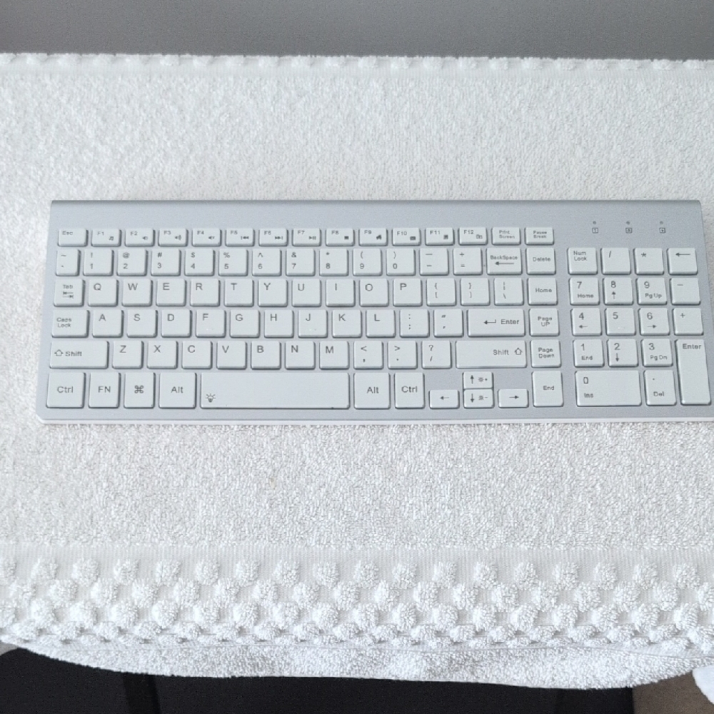 Wireless Silver Keyboard and Mouse Set - Picture 2 of 8